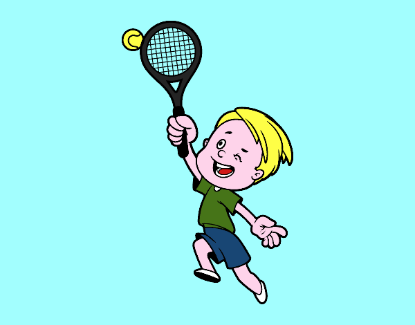Menino jogando o tênis