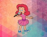 Uma menina cantando