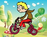 Rapaz no triciclo