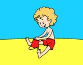 Criança brincando na areia